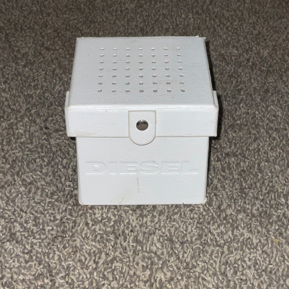 Diesel DZ-1632 Red Crystal Dial Black genuine leather strap in box - Picture 3 of 4